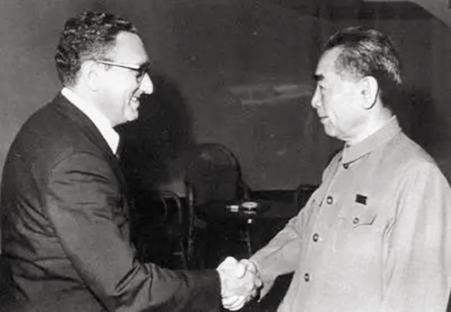 记者故意刁难周总理：为何要用美产钢笔？他的回答让记者羞愧