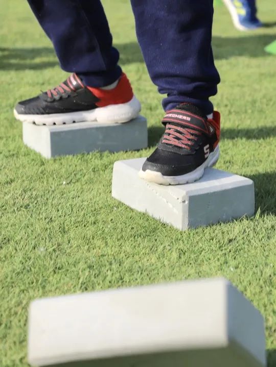 南瓜田冬令营,儿童参加山地自行车越野赛