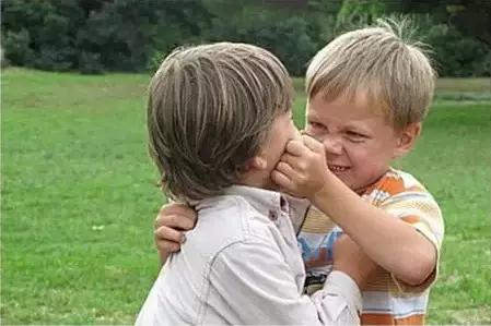 孩子动手打父母后如何教育李玫瑾,10岁孩子打人怎么教育李玫瑾