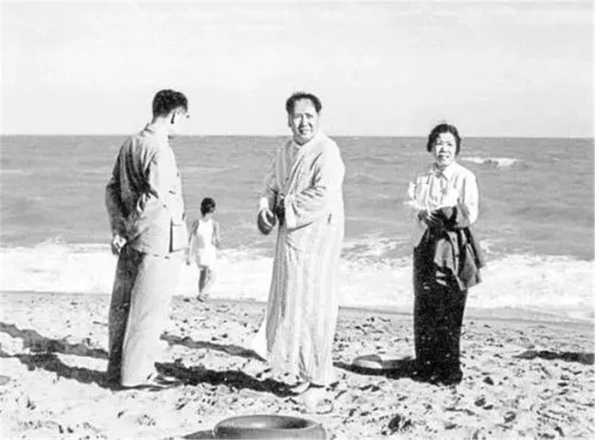 1976年周总理不幸逝世，毛主席流泪仰天长叹：恩来，你还是走了啊