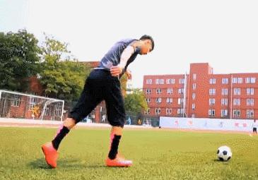 如何踢出一脚长传球,如何踢出超远长传