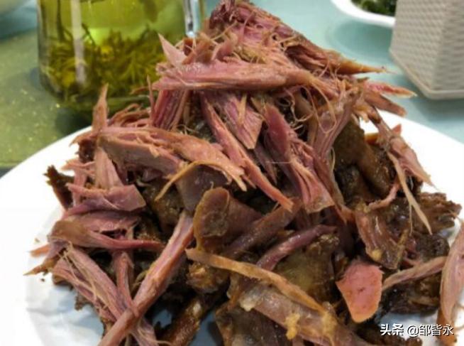 滕州这家鱼馆，店里有个小鱼池养活鱼，每天晚上店门口围满代驾员