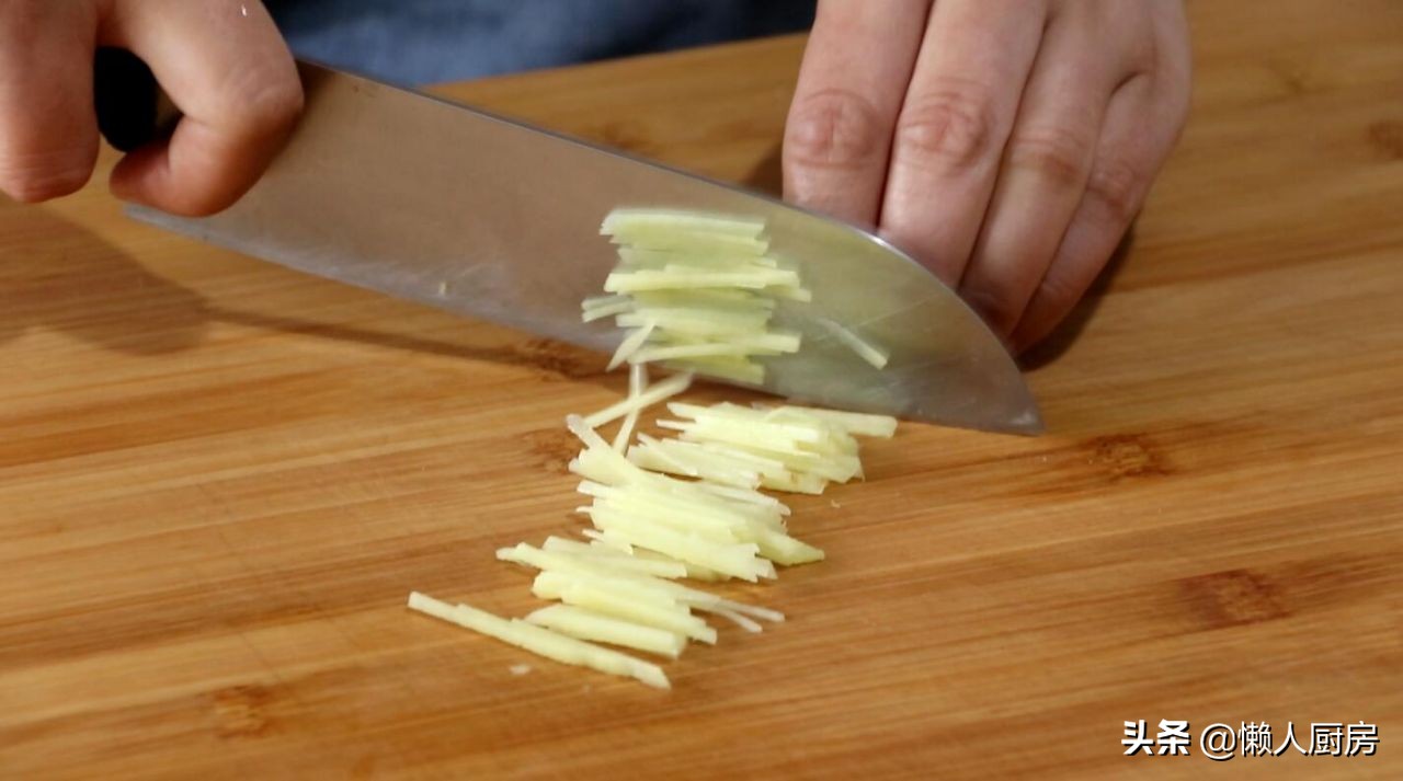 这是牛肉汤的懒人做法,肉嫩无腥味,好喝不油腻,味道香