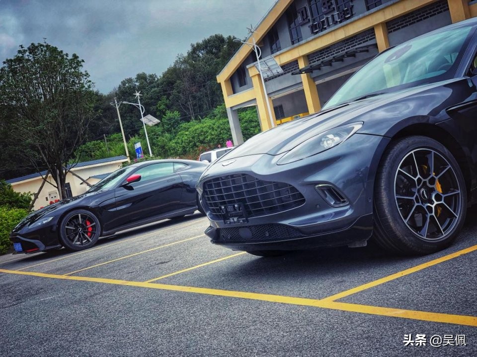 300万的阿斯顿马丁视频,阿斯顿马丁dbx2024款评测