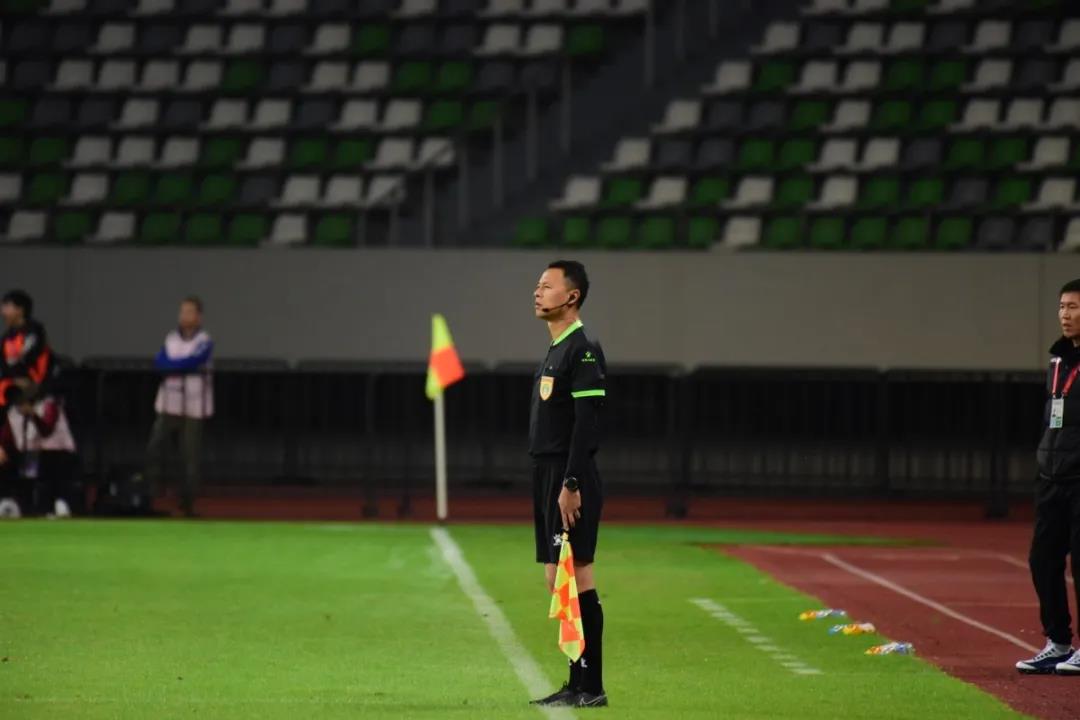 他是山东省现役唯一国际级裁判员，任职大学，受中国足协重点培养