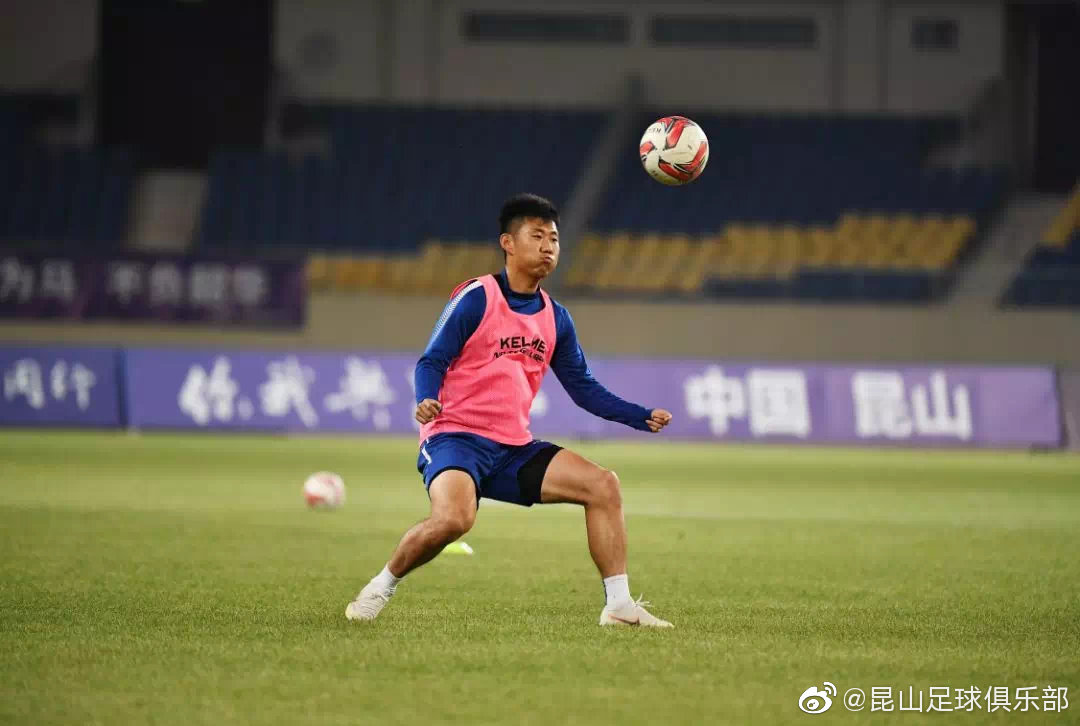 曾入选全运会却伤退也曾踢过沙足上过综艺大学毕业再战职业联赛