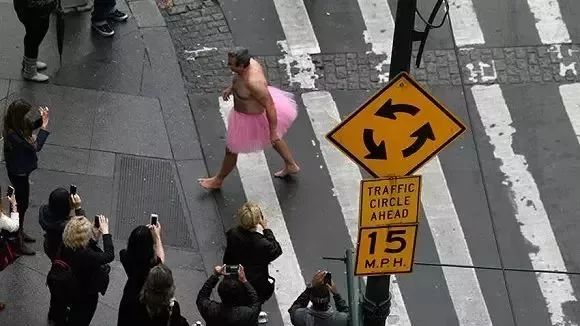 穿着15年的蓬蓬裙的中年男人,粉色蓬蓬裙穿了14年