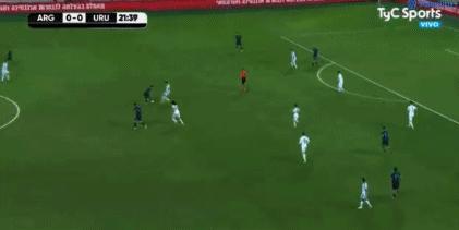 梅西14分钟被铲翻三次,梅西突破被两人夹击绊倒气到捶地