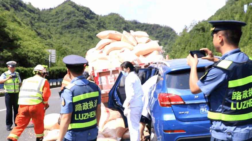 两车相撞一车头严重损毁,两车相撞损毁严重现场一片狼藉