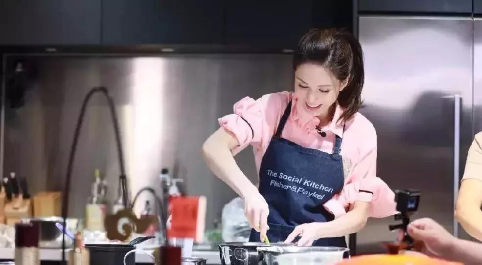 56岁的李若彤怎么保持身材的,小龙女李若彤健身前后对比