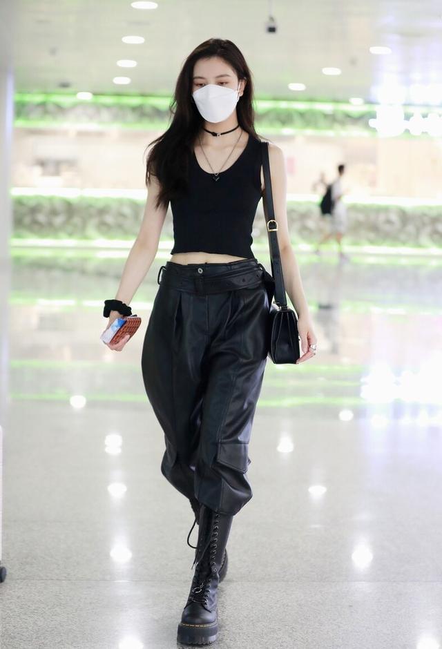 新款皮裤洋气又时髦怎么搭配,质感十足的皮裤今年流行这么穿