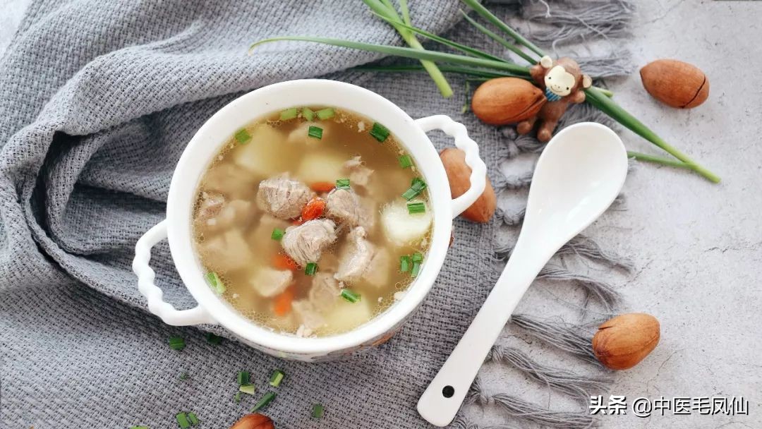 小孩经常喝水嘴唇还是干裂为什么,嘴唇爆皮干裂是脾虚么