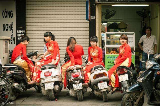 这个国家没有什么公共交通，全国都是摩托车，几乎人手一辆