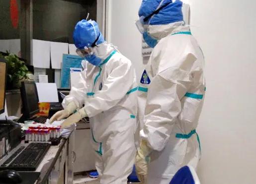 市新冠定点救治医院,探访新冠重症救治一线人员