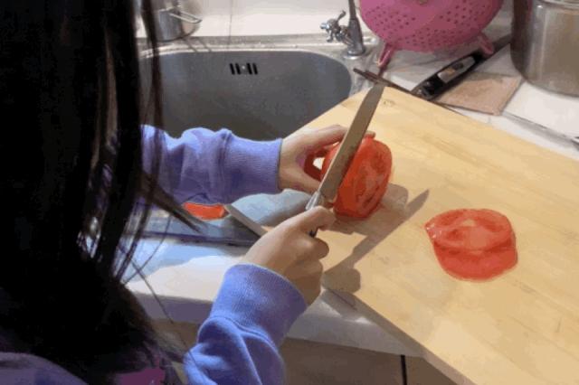 两个小孩给妈妈做大餐,两个女孩给爸妈做饭