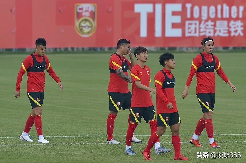 32岁国足锋霸，拒美国国籍为中国效力，妻子是肤白貌美的海归才女