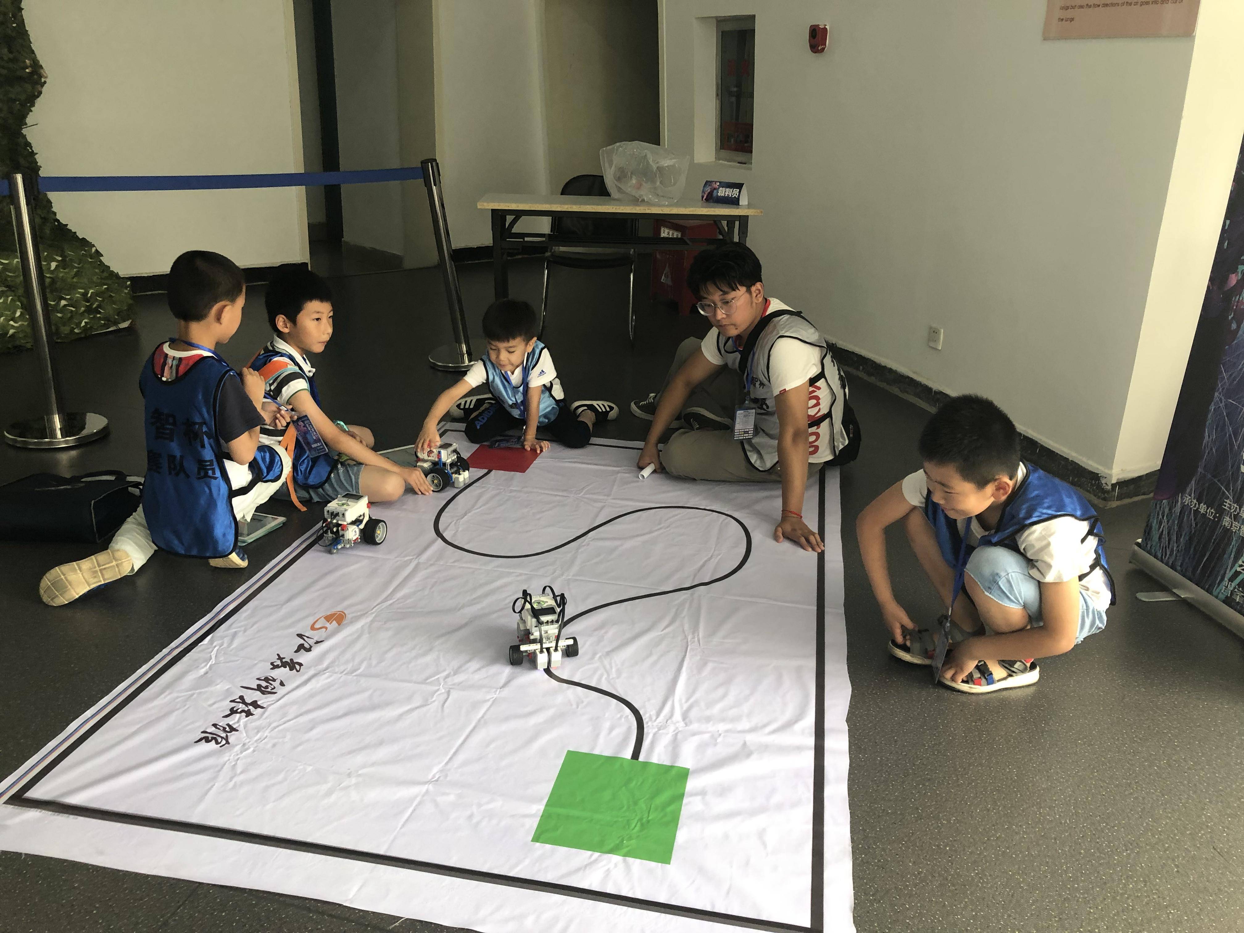 这场全南京的大赛又萌又酷！选手是机器人，操作者是萌娃