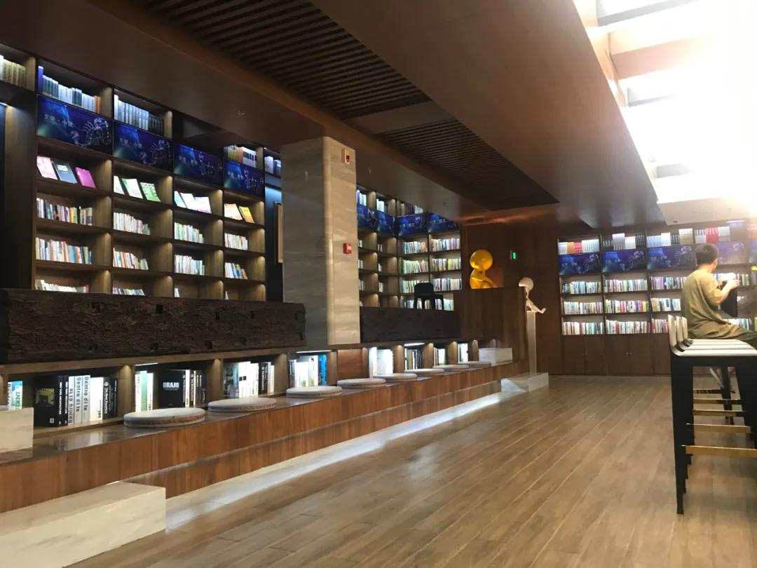 别卷了，东北澡堂都有图书馆和无限量麻辣烫了