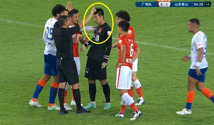 中超再现争议判罚视频,中超新赛季山东鲁能费莱尼