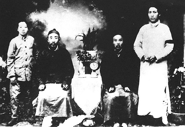 毛主席看到与母亲的合影,激动地用土话问道:咯是从哪里拱出来的