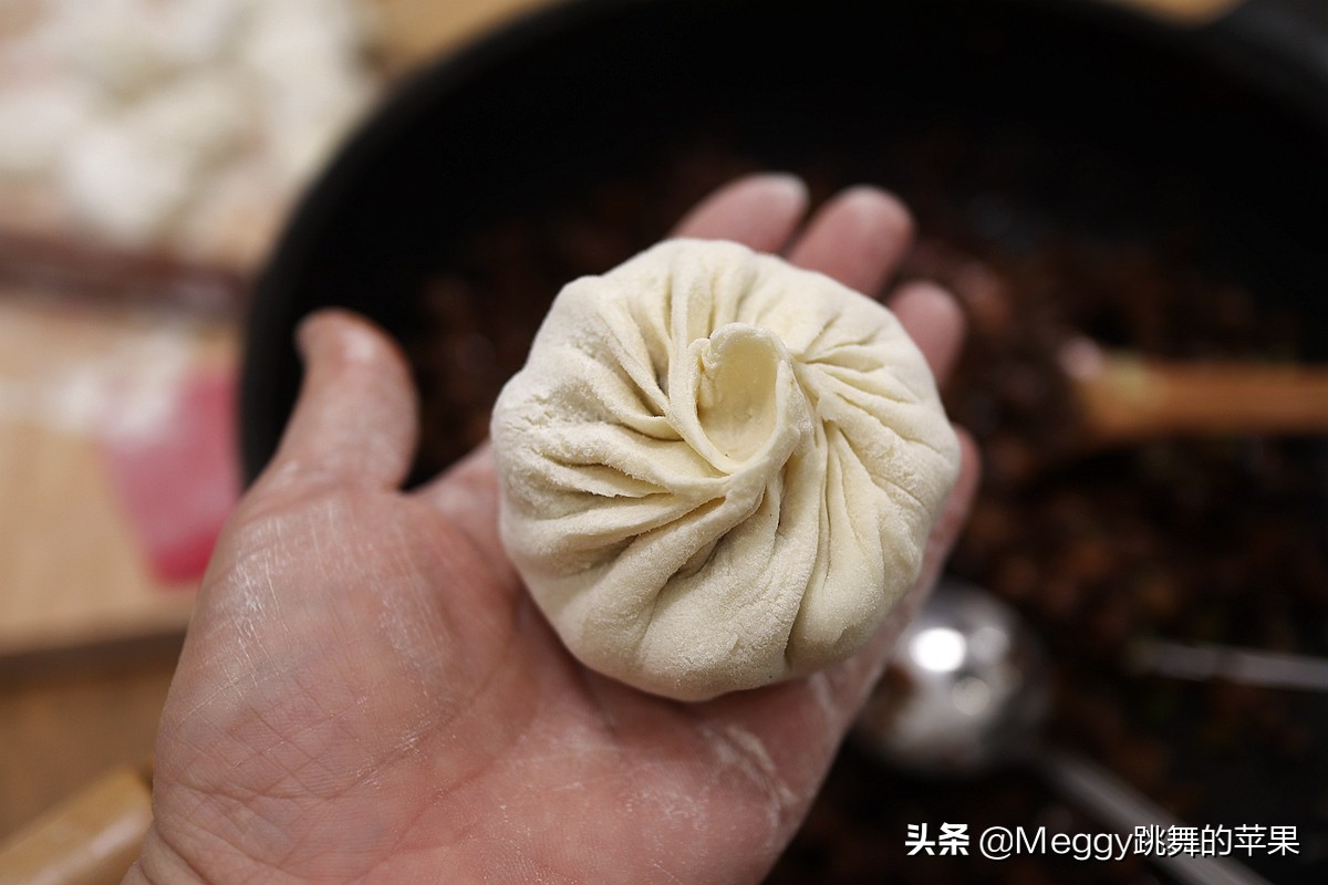 春天必吃的春笋酱肉包子，一锅16个全进肚了，抹抹嘴还没解馋