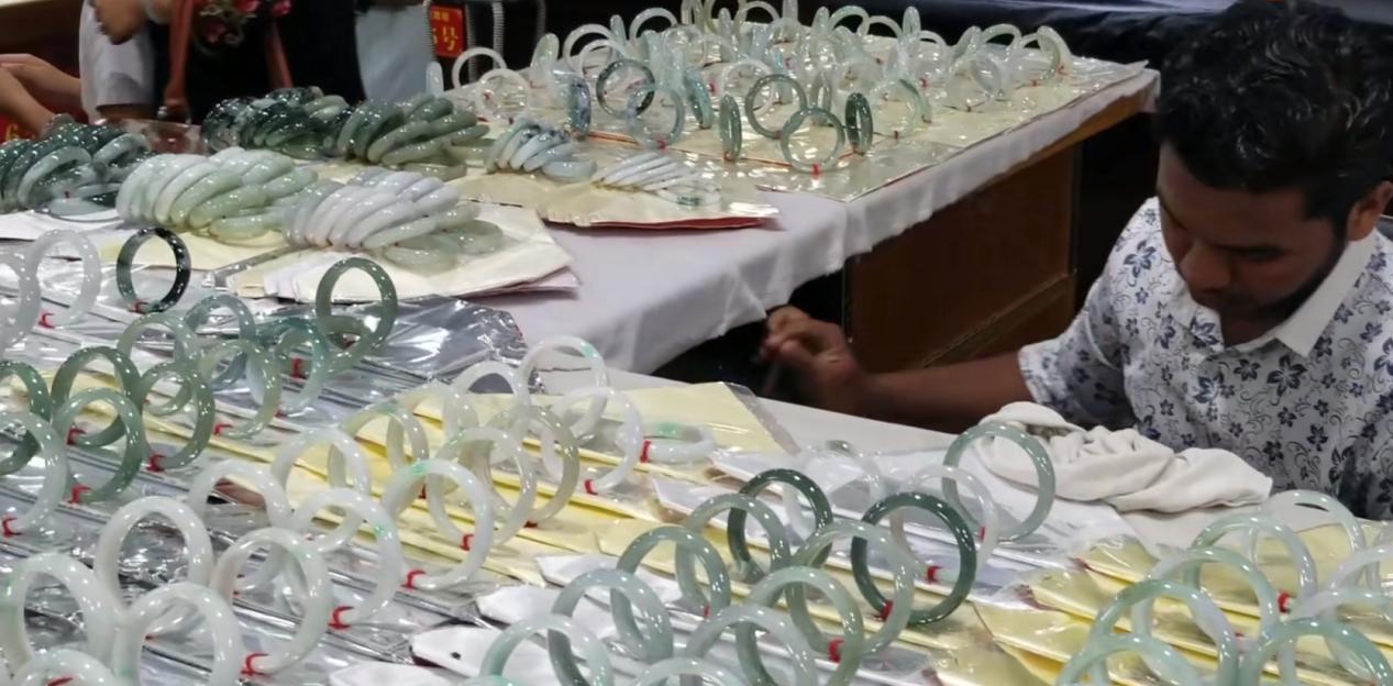 缅甸翡翠摆摊记,缅甸淘翠直播间手镯