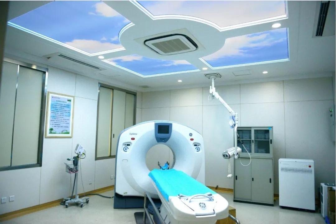 膝关节脱位，可以采取闭合复位，一般需要对关节内的血肿进行清除