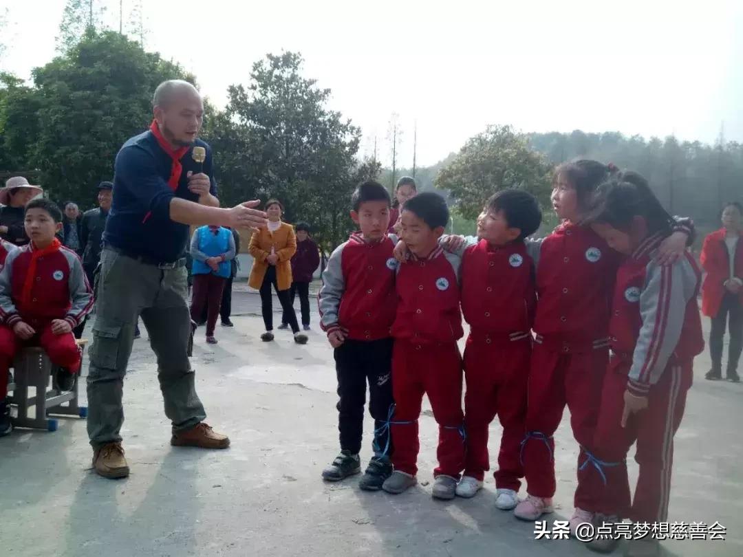 春风春雨萌春芽——记“一本书点亮一个梦想”走进广水小河小学