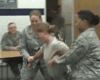 电击枪真那么厉害？那为什么中国警察，不配泰瑟电击枪呢？