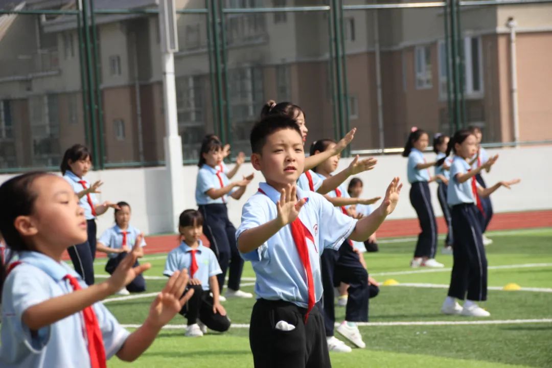 建*党**百年喜迎国庆——西安经开第二小学队列队形广播*比操**赛