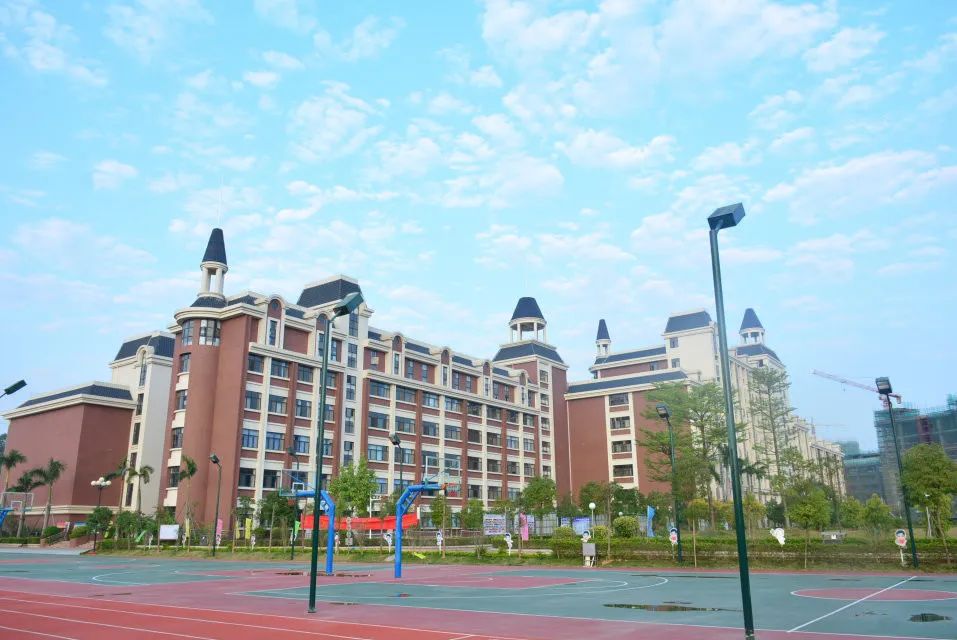 华立中英文学校是不是贵族学校,华立中英文学校升学