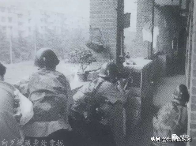 潜逃20年“女魔”落网：曾为小学教师伙同男友残忍杀7人