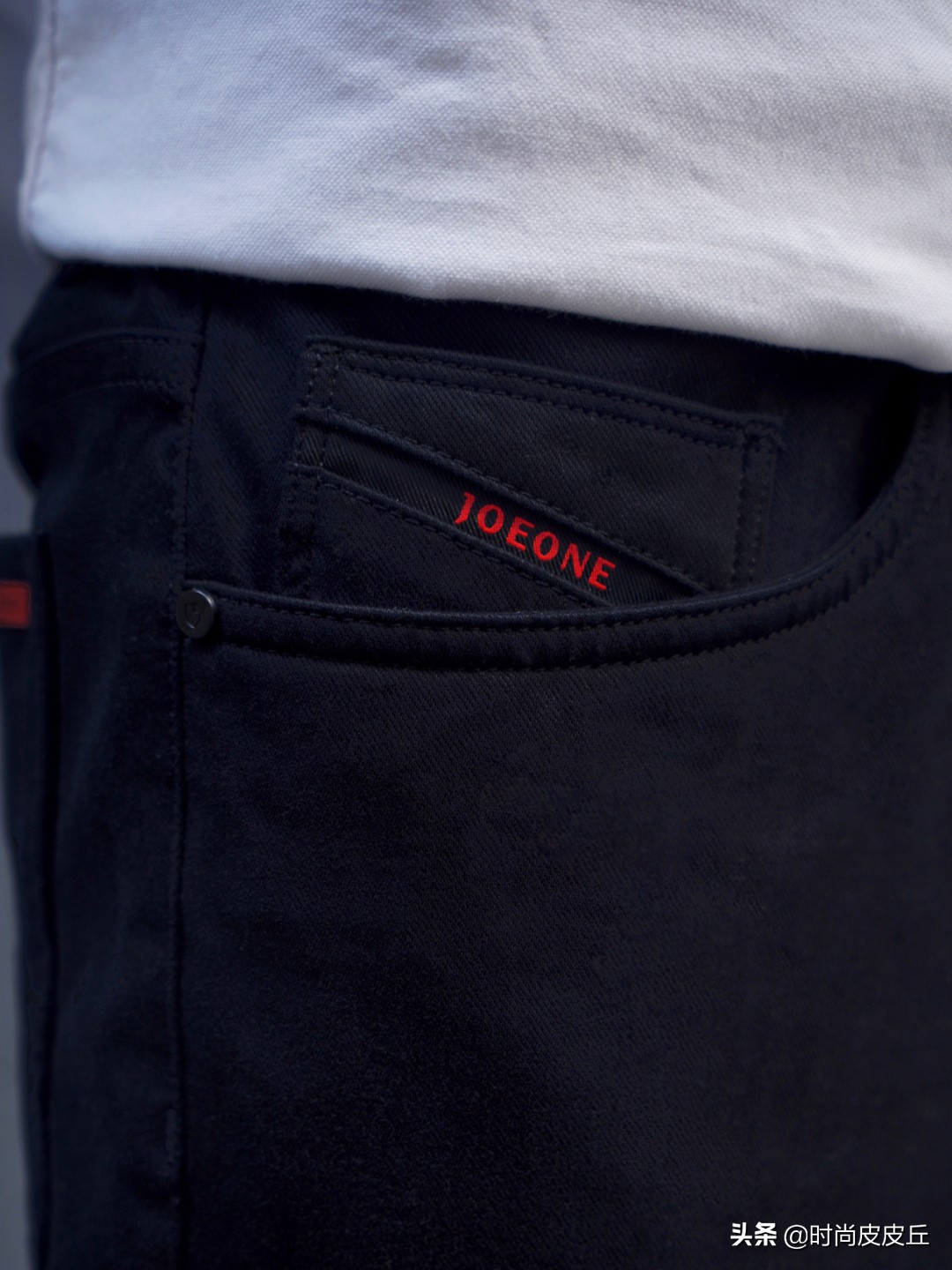 宝藏男孩们都会的穿搭技巧，就是驾驭一条百搭又经典的小黑裤