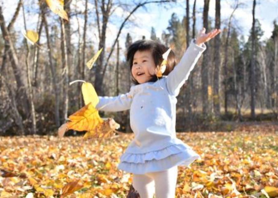 10个动作促进宝宝大脑发育,宝宝睡前这样做有助于孩子长高