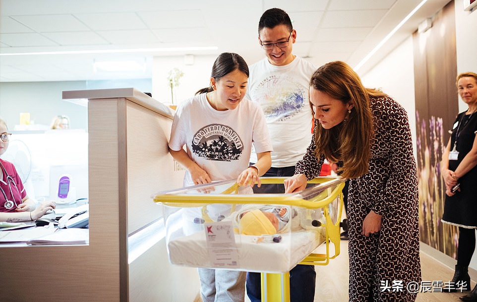 凯特王妃穿黄色连衣裙怀抱新生儿,凯特王妃穿衣小黑裙