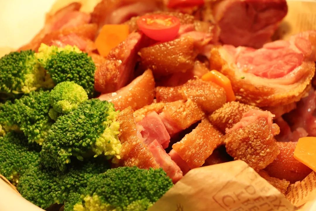 玄武湖畔这家星级自助吃到扶墙出！派送大闸蟹！海鲜小火锅畅刷