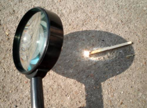 放大镜聚焦阳光能点燃火柴，聚焦月光能点燃吗？其实光源不是关键