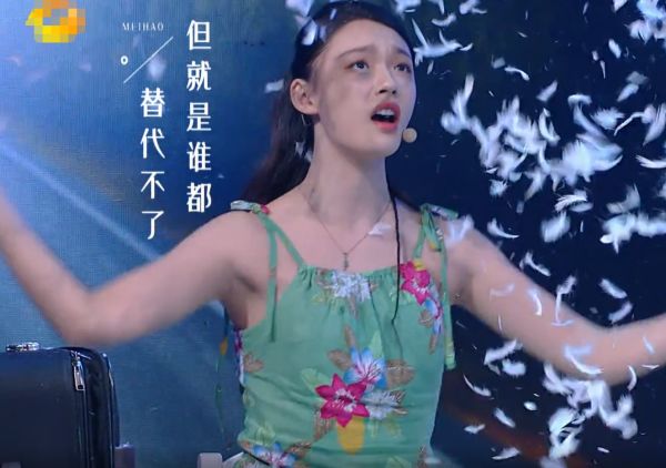 女星穿裙子弯腰怎么办？林允反应堪比“教科书”，教养装不出来