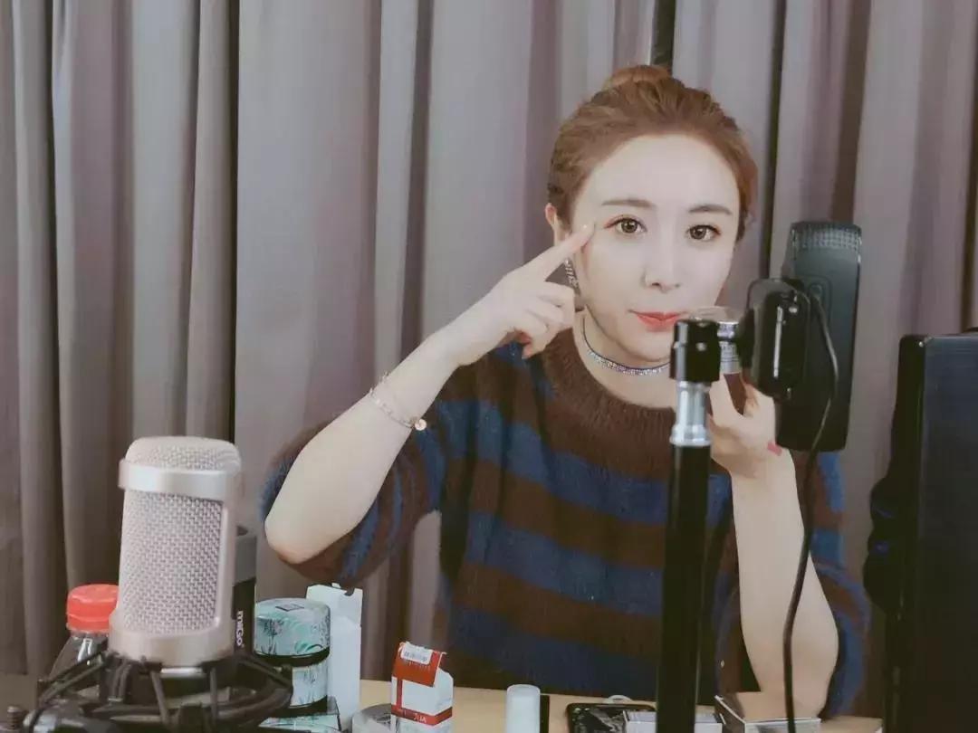 超越李佳琦的带货最多博主,张大奕李佳琦直播