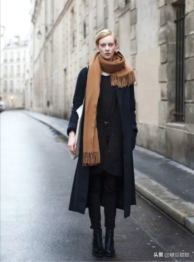 穿睡袍大衣配长筒靴气场全开,白色靴子大衣有腰带穿搭高级感