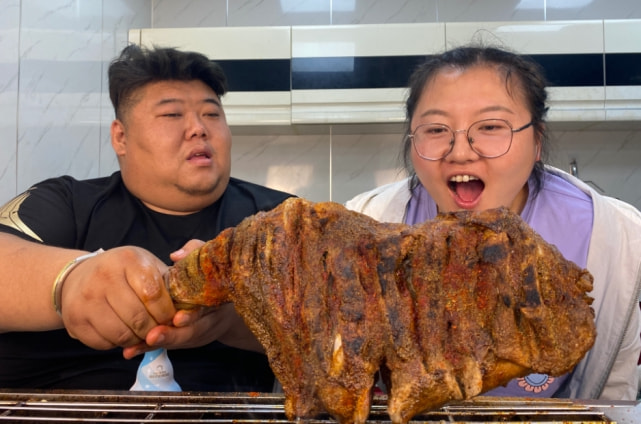 大胃王胖猴仔吃一整个猪头，呼吸困难症状加重，网友：相煎何太急