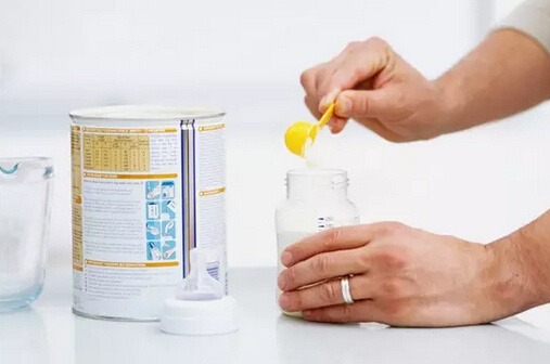 吃奶粉消化不良需要换奶粉吗,奶粉喂养的宝宝如何避免消化不良