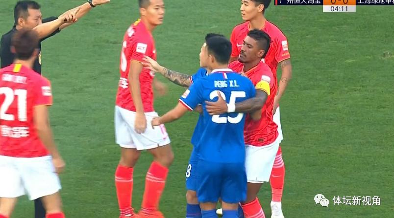 韦世豪手接皮球,上港国脚暴力飞铲
