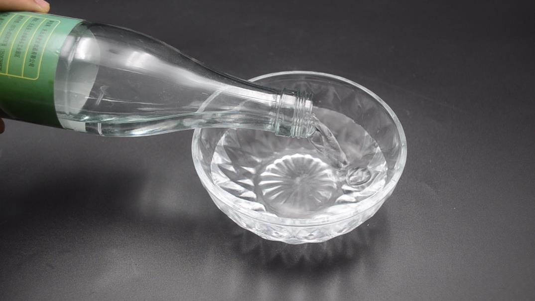 羽绒服脏了不用洗只用一招就搞定,羽绒服脏了不用水洗教你一招