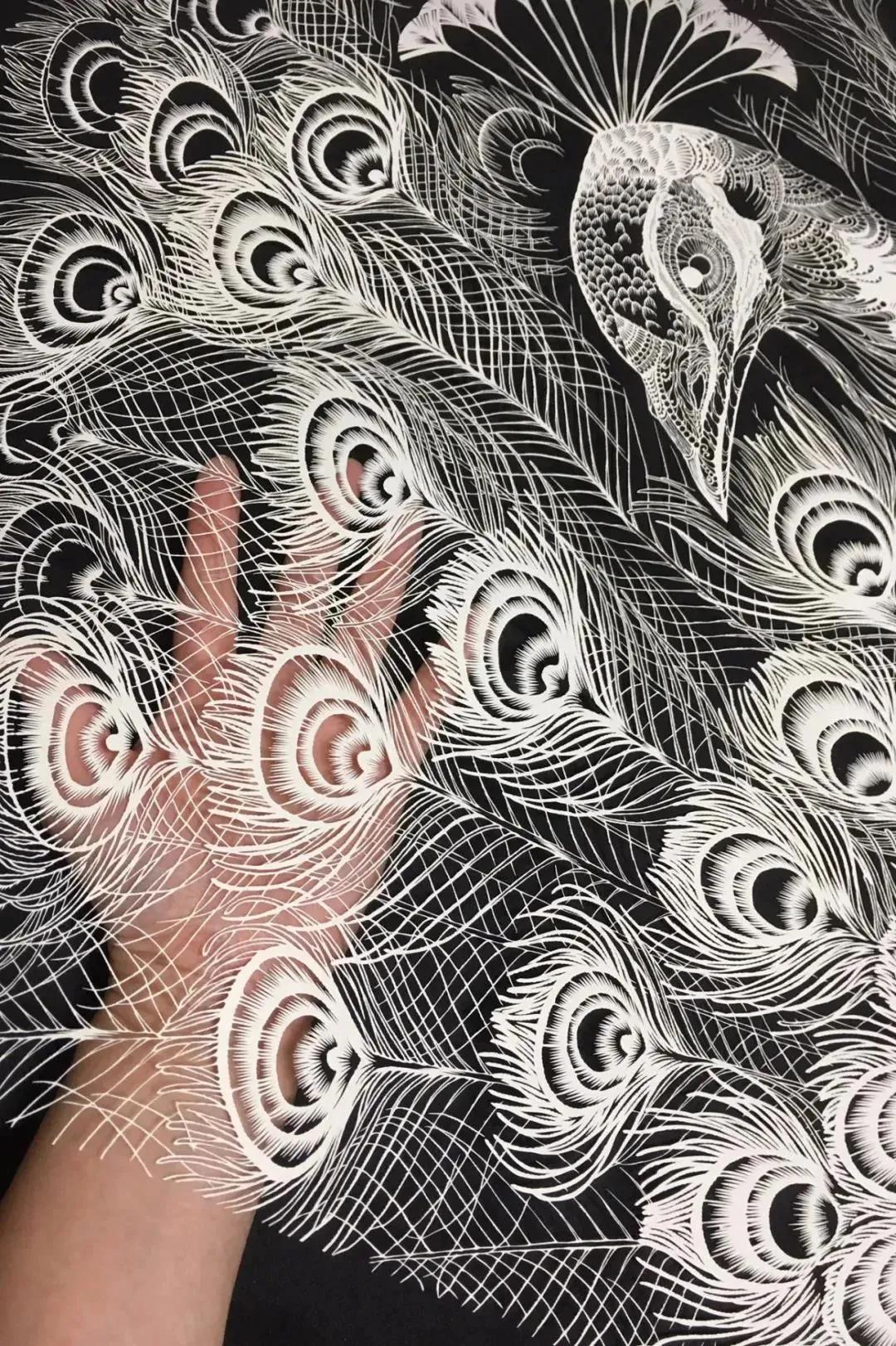 她被称为“刀王”，凭一把破刀，一张破纸，作品征服了全世界