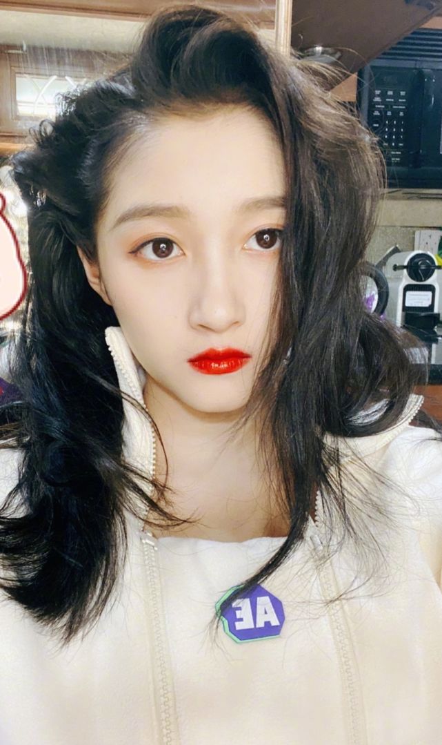 上帝是独宠关晓彤一人吧?踢球穿显胖的白袜,却让腿比小孩的腿细