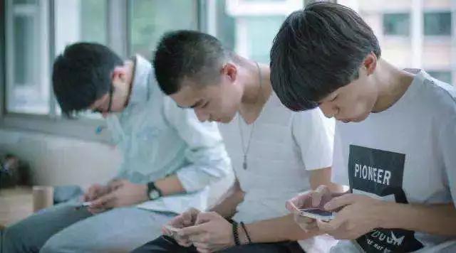 小孩手机被父母没收,被家长没收手机后大哭的孩子