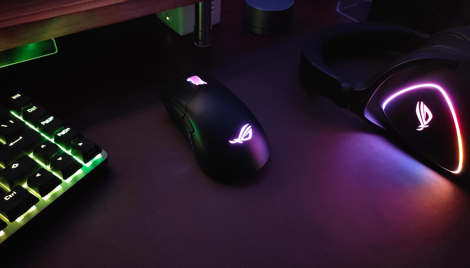 游戏宅的电脑桌面,游戏头戴式耳机rog棱镜s