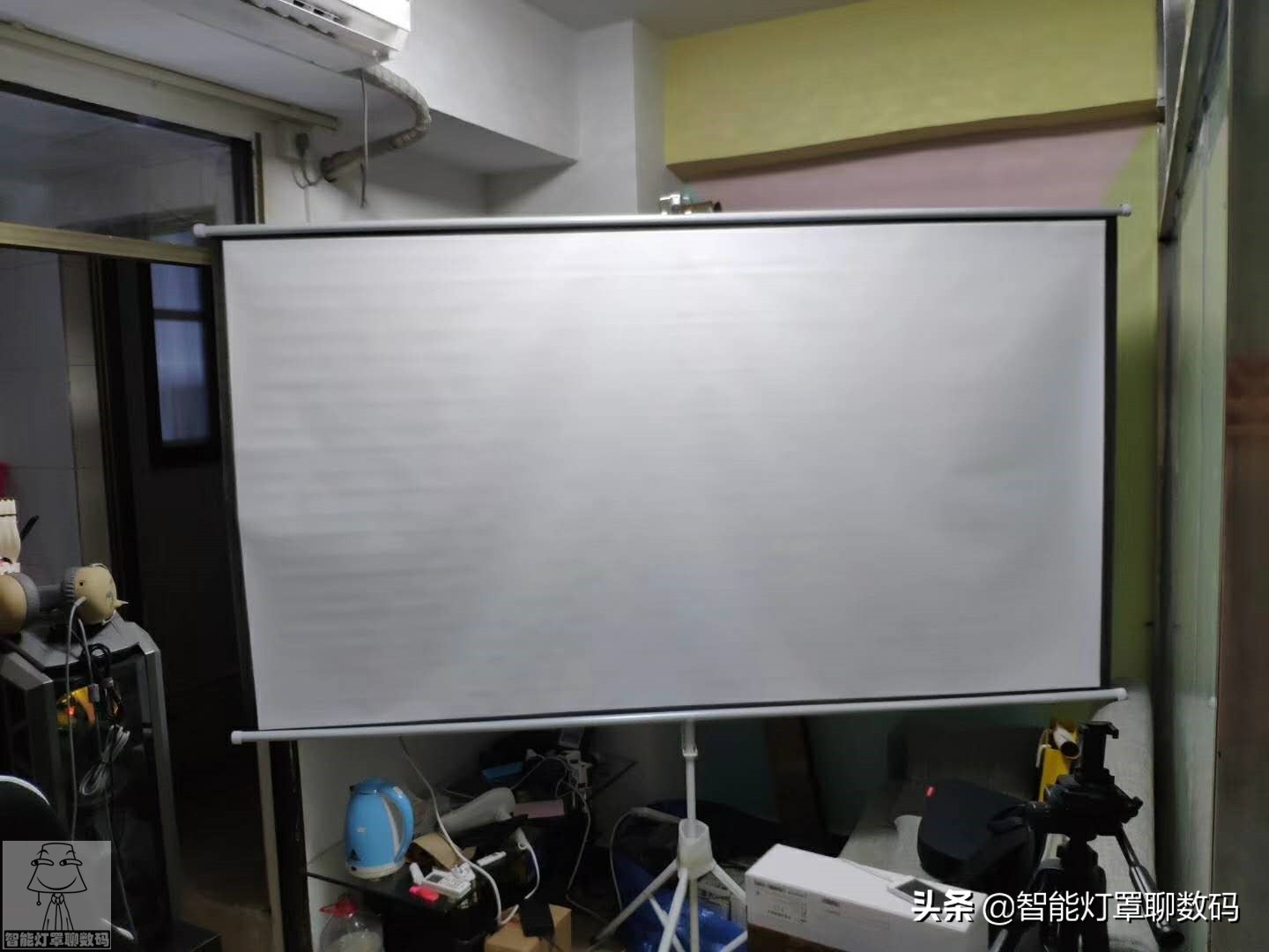 深圳小伙的快乐出租屋(上):千元1080P投影+头戴蓝牙耳机