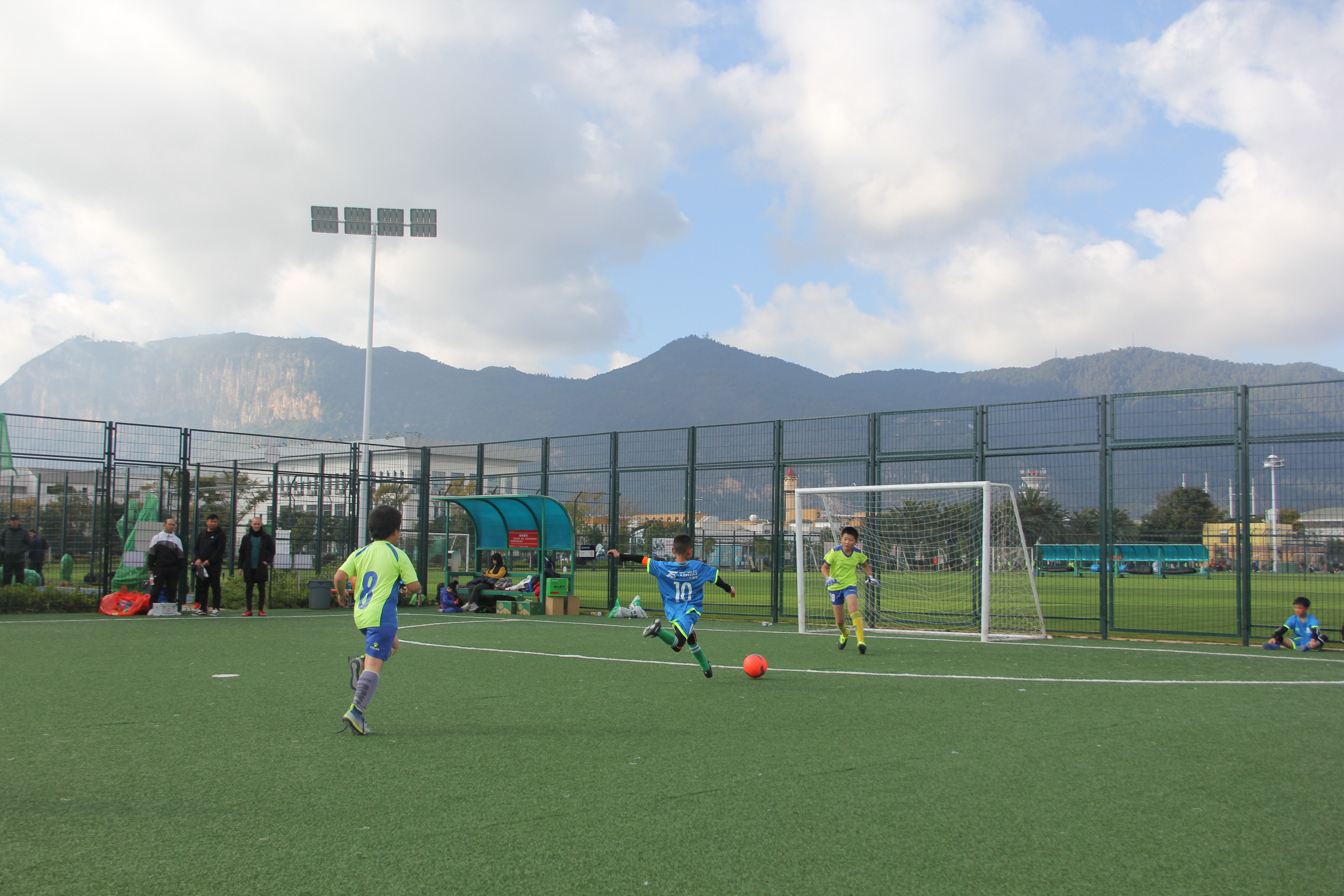 T6出行第二届云南“校长杯”少儿足球赛启幕助力振兴中国足球